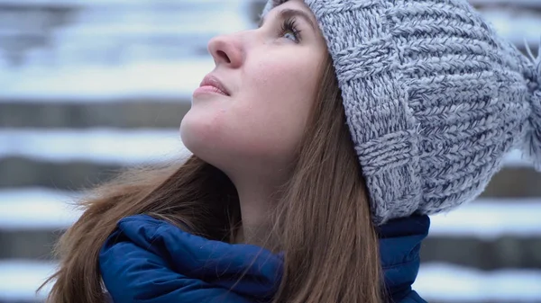 Kobieta w profilu, patrząc w niebo zima. Młoda atrakcyjna kobieta z rozmarzone spojrzenie — Zdjęcie stockowe