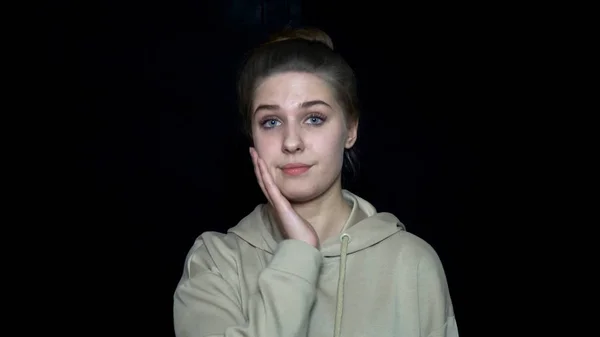 Mujer joven y cansada cubriendo la cara con la mano. Jovencita infeliz e irritada. Expresiones faciales y emociones humanas — Foto de Stock