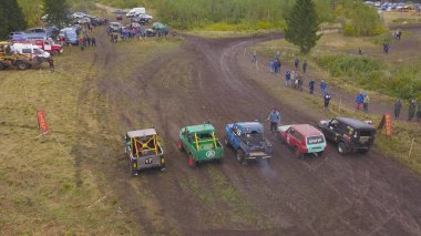 Doğada satırda SUV'lar vardır. Küçük. Üstten görünüm SUV'lar kirli yarışları başında. SUV'lar aşırı motor sporları