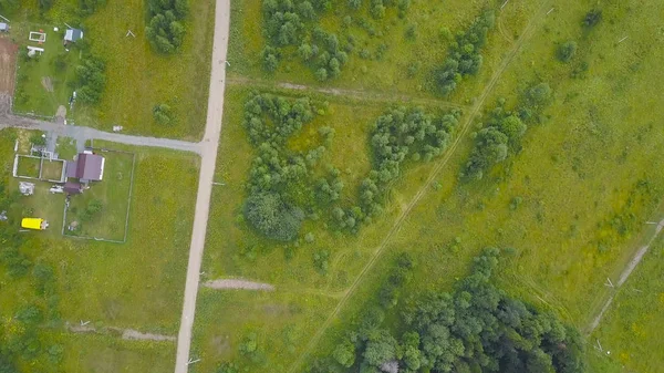 Top udsigt over motorvejen med landdistrikterne vej mellem skov. Klip. Motorvejen løber langs skovområdet i landdistrikterne - Stock-foto