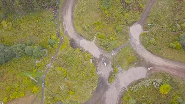 Extremer Motorsport von Geländewagen. Clip. Blick von oben auf Geländewagen auf der Strecke mit großen schmutzigen Pfützen — Stockfoto