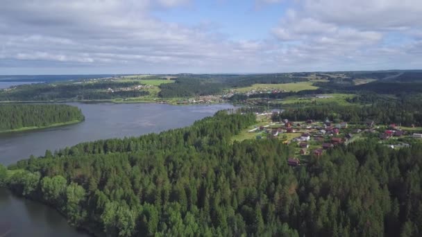 Vista superior de las casas en la orilla del lago en el bosque. Clip. Tranquilidad y aislamiento. Vacaciones fuera de la ciudad. Cabañas con parcelas cerca de la ciudad en el lago en el bosque — Vídeos de Stock