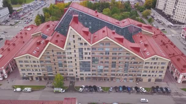 Hoogbouw met rode daken in stad. Clip. Bovenaanzicht van modern residentieel gebouw met driehoekig rode daken — Stockvideo