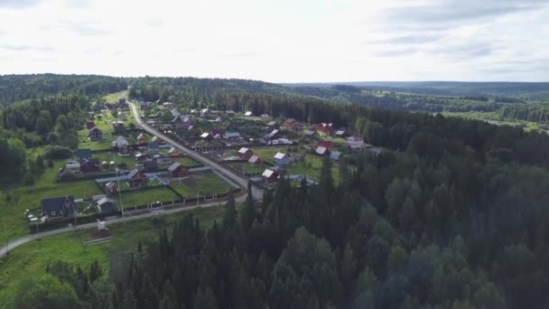 Vedere de top a zonelor suburbane cu cabane în pădure. Clip. Viața liniștită și moderată în terenul forestier — Videoclip de stoc