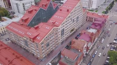 Kırmızı çatı ile çok öykülü evi. Küçük. Ofis modern mimarisi ile leyleklerin üstten görünüm