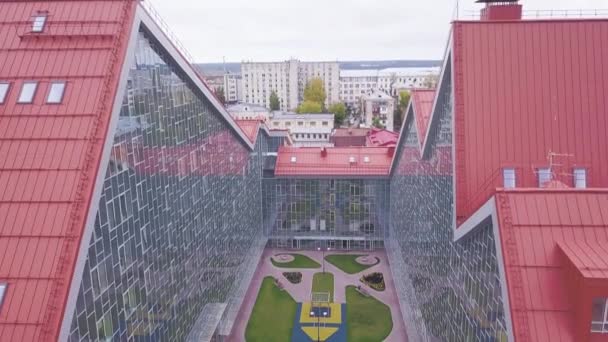 Park Tussen Glas Gebouwen Clip Bovenaanzicht Van Rustplaats Met Gazon — Stockvideo