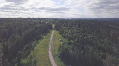 Üstten görünüm orman ve bulut gökyüzü ufuk kırsal yolun. Küçük. Orman kırsal yol yanındaki küçük evde. Orman şehir dışına gözlerden uzak yaşam