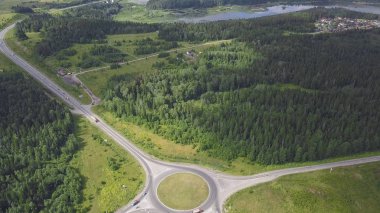 Üstten görünüm kırsal dolambaçlı. Küçük. Ormanlık alanda dolambaçlı kırsal yolda trafik