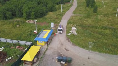 Üstten görünüm denetim noktası. Küçük. Kontrol noktasına kamyonette taşınan malların muayene için bekliyor. Denetim noktası orman alanında