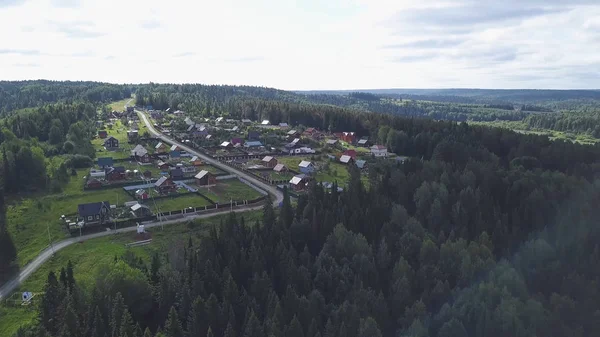 Ovanifrån av förortsområden med stugor i skogen. Klipp. Lugn och måttligt liv i skogsterräng — Stockfoto