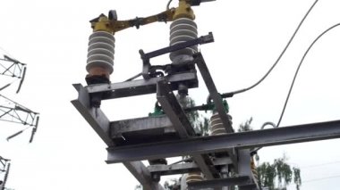 Anahtarı ve elektrik iletim hattı bir huş ağacı ve parlak gökyüzü arka plan üzerinde topraklama. Çerçeve. Gökyüzü arka plan üzerinde anahtarı ve güç hat topraklama.