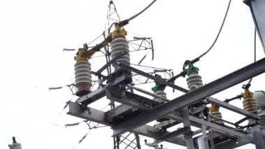 Anahtarı ve elektrik iletim hattı bir huş ağacı ve parlak gökyüzü arka plan üzerinde topraklama. Çerçeve. Gökyüzü arka plan üzerinde anahtarı ve güç hat topraklama.