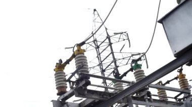 Elektrik alt istasyonlar ekipman: elektrik İsale hattı, anahtarı topraklama. Çerçeve. Topraklama anahtarı ve gökyüzü arka plan üzerinde bir güç hattı.