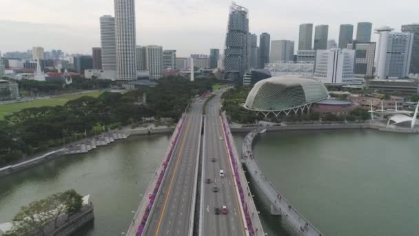 Antenn För Singapore Med Många Bilar Bron Över Sjön Och — Stockvideo