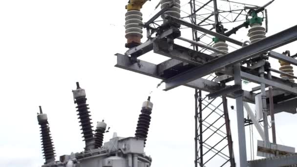 Equipo de subestación eléctrica: línea de transmisión de electricidad, interruptor de puesta a tierra. Una trampa. Interruptor de puesta a tierra y una línea eléctrica en el fondo del cielo . — Vídeo de stock