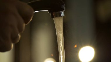 Bir kuaför saç yıkama işlemi: yakın çekim Kuaför yıkar bir istemcileri kafa bir adam için. Çerçeve. Kuaför Salonu. Adam saç yıkama yakın çekim sırasında