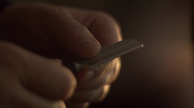 Ustura, Kes tıraş berberler tarafından kullanılan jilet boğaz. Çerçeve. Makas, elektrik kesme makinesi ve düz berber usturası görünümünü kapatın. Vintage tıraş Mens bakım için kullanılan araç. Bir yakın çekim