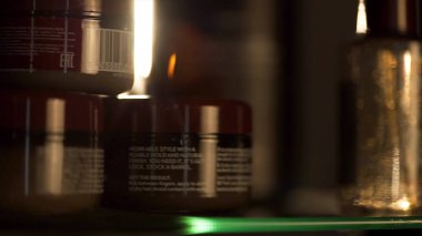 Koyu arka plan üzerinde Kozmetik Şişeler grubudur. Çerçeve. Güneş yanığı ve karanlık spots.spf bakımı. kavram: krem ürünleri. Kozmetik Spa marka model, siyah arka plan üzerine açık görünüm