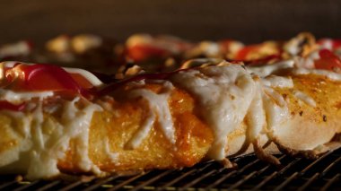 Aşçı soba yanan içine pizza ekmek koyar. Çerçeve. Pizza fırında closeup yeşil zeytin, peynir ve biber ile yapma