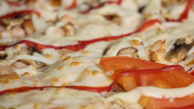 Peynir pizza arka plan, yakın çekim. Çerçeve. Makro görünümü taze pizza. Pizza mozzarella peyniri, jambon, yarıya kiraz domates, kapari, baharatlar ve taze fesleğen. İtalyan pizza. Ev yemek yaptım. Kavram için bir