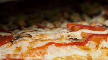 pastırma ve mantarlı pizza pizza kesici ile kapatın. Çerçeve. İnce bir gevrek altın kabuk üzerinde bir lezzetli tropikal jambon ve ananas pizza yakın çekim