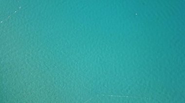 Su, Masa ve sandalyeler güneş altında üzerinde egzotik restoran. Video. Güzel tropikal Maldivler resort otel ve ada plaj ve deniz gökyüzü için tatil tatil arka plan kavramı üzerinde. Ahşap iskele