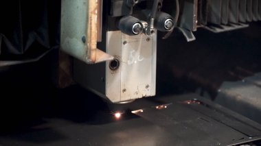 Endüstriyel lazer kesici. Küçük. Dilme makinesi, kesme ve soyma çelik levha