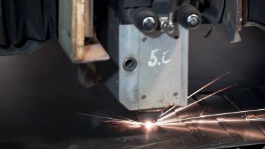 Endüstriyel lazer kesici. Küçük. Dilme makinesi, kesme ve soyma çelik levha