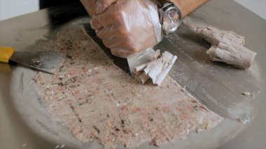 Doğal meyve dondurma Tay tarzı yemek. Küçük. Dondurma yapma tutku meyve ile soğuk tabağa alır. Dondurma yapma soğuk tabağa alır. Yakın çekim. Tay tarzında haddelenmiş dondurma tavada kızartılmış