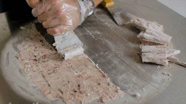 Kızarmış dondurma yapma işlemi. Küçük. Tayland tavada kızartılmış dondurma dondurma pan alır. Organik, dondurma, el haddelenmiş doğal tatlı yaptı. Kızarmış dondurma makinesi ile çelik soğutulmuş pan. Yapma