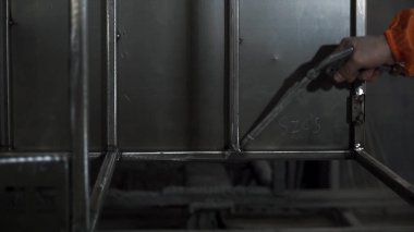 Toz boyama önce metal parçalar üzerinde hava üfleme. Küçük. İşçi koruyucu ekipman onları boyama önce metal konstrüksiyon temizler. Alüminyum hava temizleyicisi Blower silah temiz kullanışlı araç temizleme