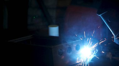 Kaynak demir ile parlak ışık ve üretim, duman. Küçük. Kaynak fabrikası, sanayi işçisi adam yakın çekim ark tarafından