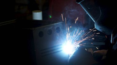 Sanayi işçisi kaynak, ağır çekim. Küçük. Metal kaynak yakın çekim süper ağır çekimde. Yakın çekim. Kaynakçı Kaynak metal koruyucu giyim metal grubu, çalışma. Ağır çekim.