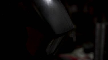 Kaynak demir ile parlak ışık ve üretim, duman. Küçük. Kaynak fabrikası, sanayi işçisi adam yakın çekim ark tarafından