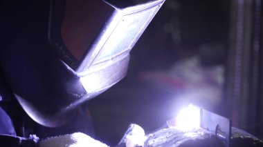 Kaynak demir ile parlak ışık ve üretim, duman. Küçük. Kaynak fabrikası, sanayi işçisi adam yakın çekim ark tarafından