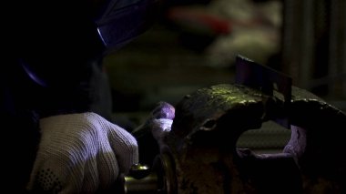 Sanayi işçisi kaynak, ağır çekim. Küçük. Metal kaynak yakın çekim süper ağır çekimde. Yakın çekim. Kaynakçı Kaynak metal koruyucu giyim metal grubu, çalışma. Ağır çekim.