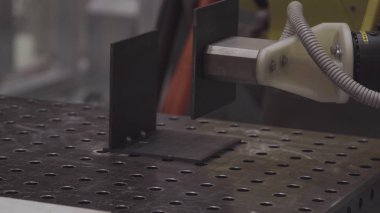 Robot el tezgahları sanayi üretim fabrikası'nda. Robotik kol mıknatıs saclar taşımak için kullanır. Sanayi, Robot kavramı. Robot kol akıllıca üretim bölümünde çalışan