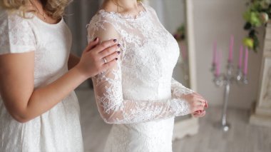 Gelinlik güzel narin kız. Gelin kız arkadaşı ile