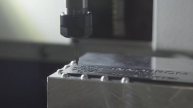 Sondaj makinesi, cnc makine. Freze elinde robot kapatın ve metal işleme işlemi, metal işleme, dönüm mekanik sondaj metal iş sanayi. Metal modern işleme için donatım