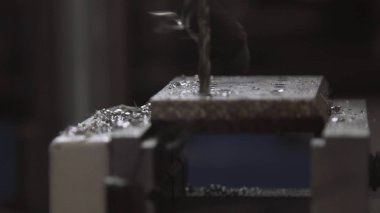 Sondaj makinesi, cnc makine. Freze elinde robot kapatın ve metal işleme işlemi, metal işleme, dönüm mekanik sondaj metal iş sanayi. Metal modern işleme için donatım