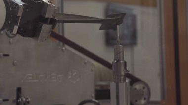 Şanzıman kesit, motor sanayi, sprockets, cogwheels ve yatakları Otomotiv transmisyon. Eski yerine koymak ve metal parçaların Torna talaşlı imalat için yerleştirir. SUV, kargo, ticari ve