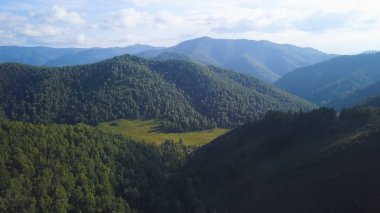 Dolomites Alpler, panoramik manzara inanılmaz. Küçük. Dağ manzarası. Renkli Ariège Pirene Dağları ve sonbahar tepelerde. Havadan çekim gündoğumu, yeşil tepelerin. Dağ ve orman manzara