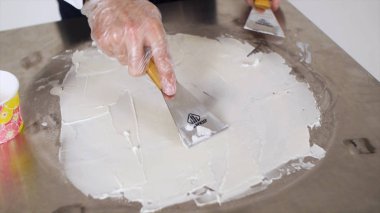 Doğal meyve dondurma Tay tarzı yemek. Dondurma yapma tutku meyve ile soğuk tabağa alır. Buz krem rulo yakın çekim yapma.