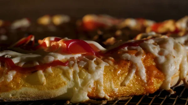 Italská pizza je připravována v peci na dřevo. Zblízka. Rám. Vaření pizza v elektrické troubě v restauraci, zblízka. Pečení v elektrické troubě tuňák Pizza. — Stock fotografie