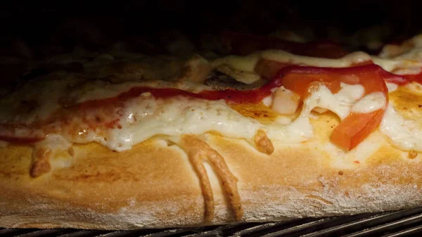 Бекон і грибна піца крупним планом з різаком для піци. Рамка. Крупним планом смачне тропічне шинка і ананасова піца на тонкій хрусткій золотій скоринці — стокове фото