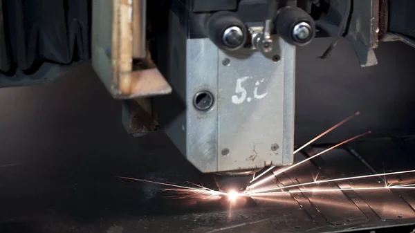 Cortador láser industrial. Clip. Máquina para cortar, cortar y pelar chapa de acero —  Fotos de Stock