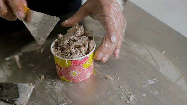 揚げアイスクリームを作るプロセス。クリップ。凍結パンでタイ炒めアイスクリームをロールバックします。有機、天然アイス クリーム、手巻きは、デザートを作った。チルドの鉄鍋で揚げアイス クリーム マシン。作る — ストック写真