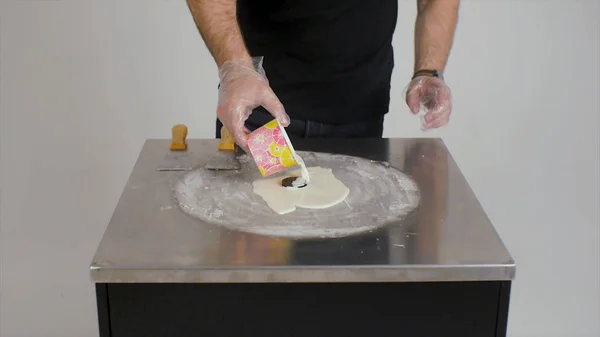 थाई शैलीत नैसर्गिक फळ आईस्क्रीम शिजवणे. क्लिप करा. थंड प्लेटवर उत्कटतेने फळांसह आईस्क्रीम रोल बनवणे. थंड प्लेटवर आईस्क्रीम रोल बनवणे. बंद करा. थाई शैली गळणे-फ्रीड रोल आईस्क्रीम — स्टॉक फोटो, इमेज
