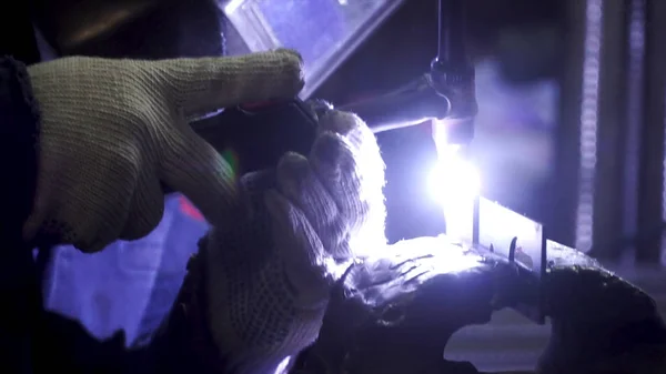 Industrial worker welding, slow motion. Clip. Metal Welding Close-Up in super slow motion. Close-up. Welder in protective clothing working with metal, welding metal. Slow motion. — Stock Photo, Image