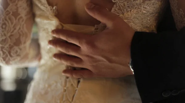 Les mains du marié et de la mariée le jour du mariage. Couple nuptial câlin. L'amour du mariage et le concept familial se rapprochent avec une attention sélective. Élégant couple de mariage. Mariée et marié embrassant le jour du mariage — Photo